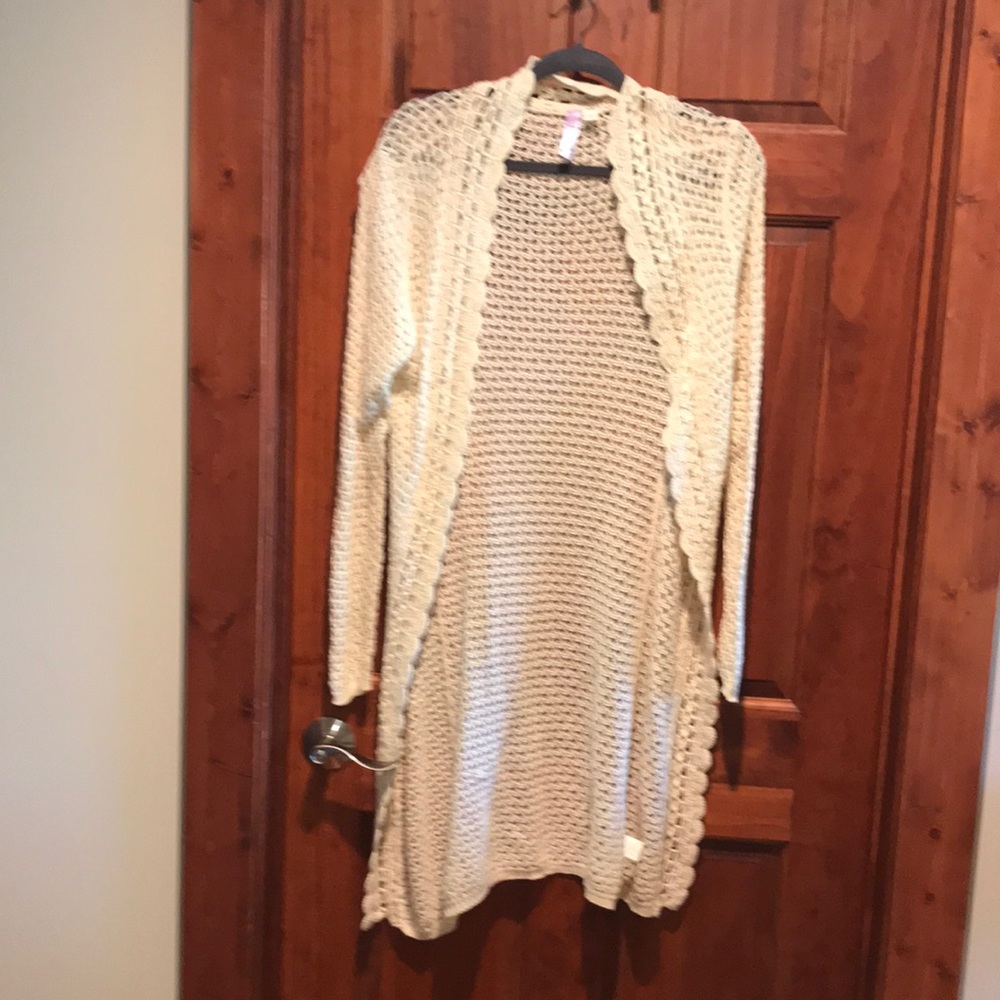 alya cream sweater cardigan-duster. Lace like stitching. Beautiful 💕